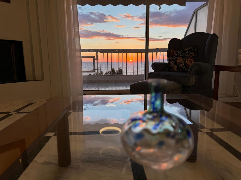 Natural landscape, TV and multimedia, Living room, Seating area, Evening entertainment, Sea view