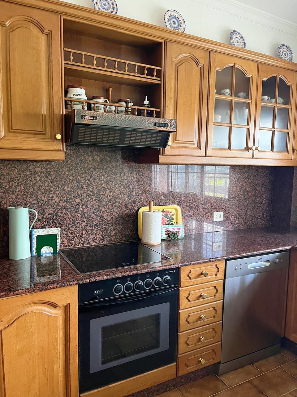 Coffee/tea facilities, dishwasher, stove