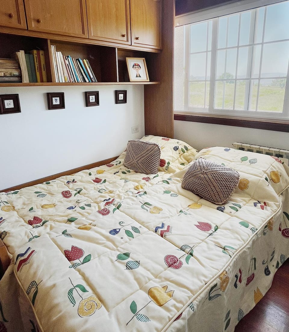 Bed, Library, Photo of the whole room, Bedroom