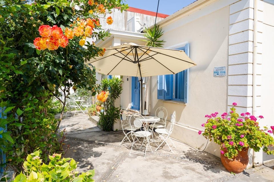 Property building, Patio, Facade/entrance, Day, Garden, Balcony/Terrace, Balcony/Terrace, Garden view