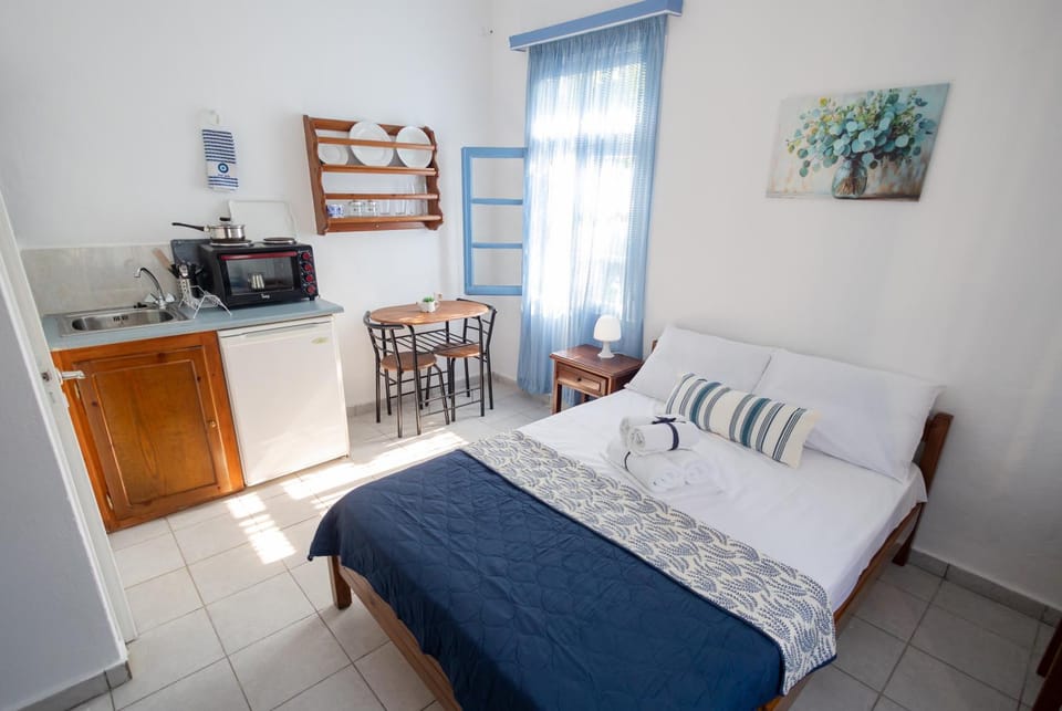 Bed, Kitchen or kitchenette, Photo of the whole room, Dining area, Bedroom, oven, pet friendly, stove, toaster