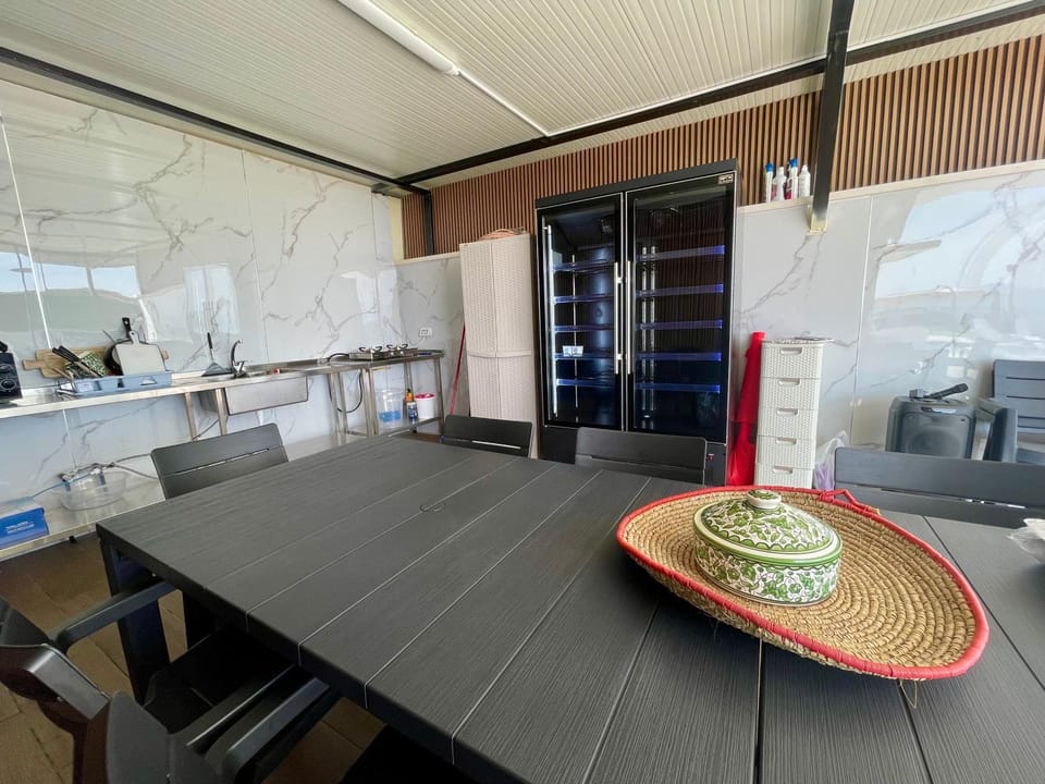 Kitchen or kitchenette, Living room, Seating area, Dining area