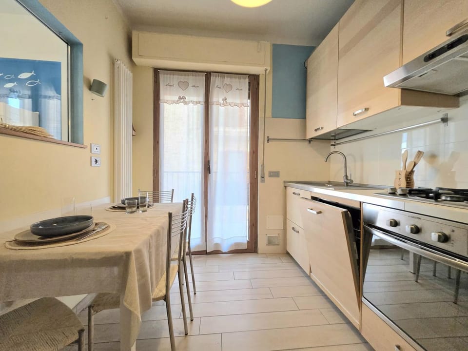 Kitchen or kitchenette, Dining area, dishwasher, oven, stove