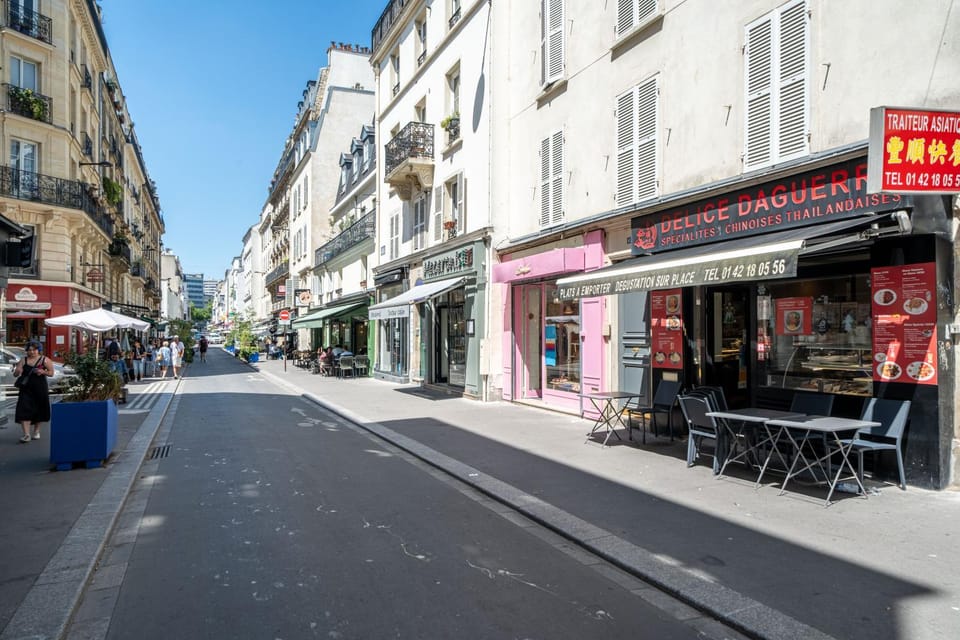 Property building, Facade/entrance, Neighbourhood, City view, Street view, Area and facilities, Shopping Area, Location