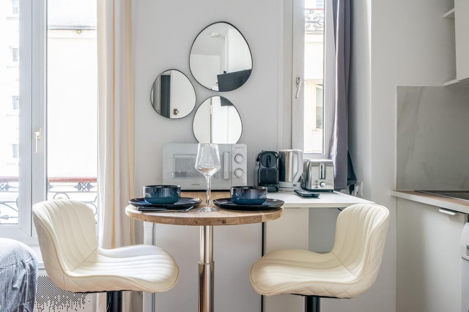 Coffee/tea facilities, Kitchen or kitchenette, Seating area, Dining area, Lunch, Dinner, microwave
