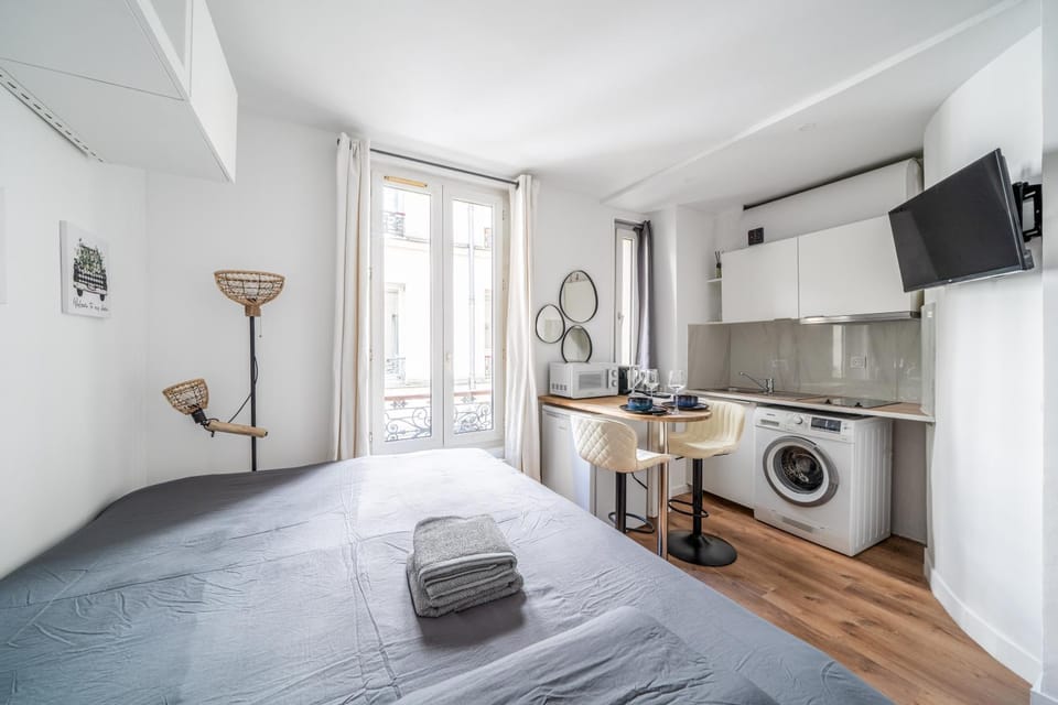 Bed, TV and multimedia, Kitchen or kitchenette, Living room, Photo of the whole room, Seating area, Dining area, Bedroom, Food, towels, washing machine, kitchen