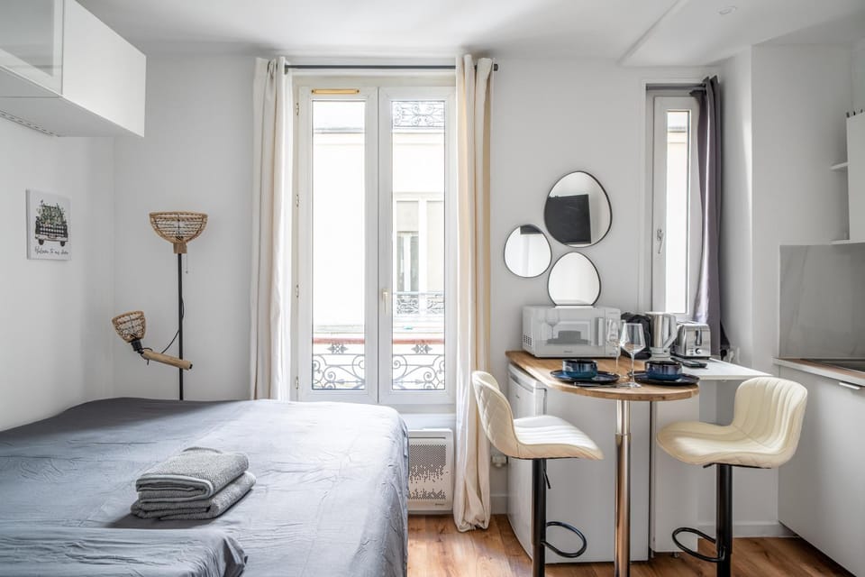 Bed, Coffee/tea facilities, View (from property/room), Living room, Photo of the whole room, Seating area, Dining area, Bedroom, Food, Lunch, Dinner, microwave