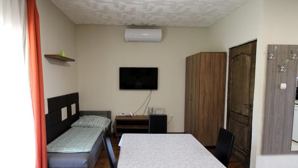 Bed, Day, TV and multimedia