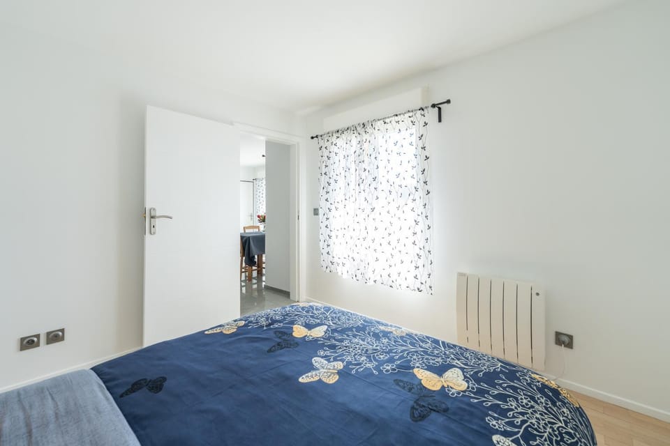 Photo of the whole room, Bedroom