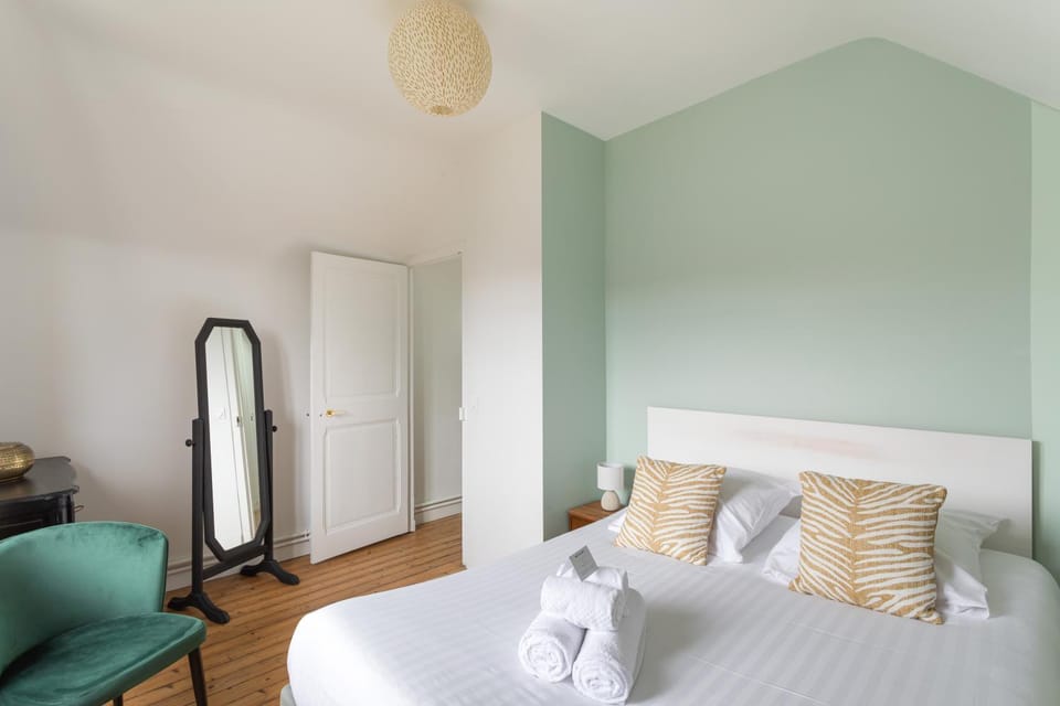 Bed, Photo of the whole room