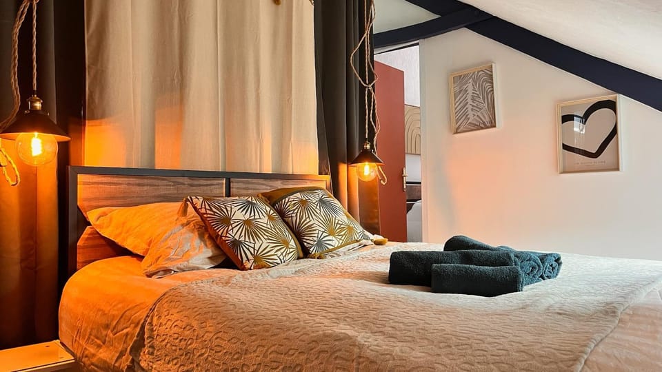 Bed, Photo of the whole room, Bedroom, towels