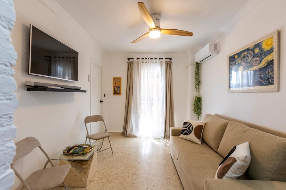 Communal lounge/ TV room, TV and multimedia, Living room, air conditioner