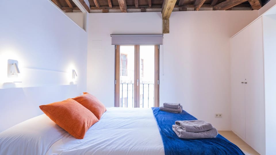 Bed, Bedroom, towels