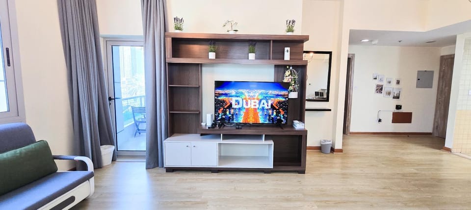 TV and multimedia, Living room, Evening entertainment