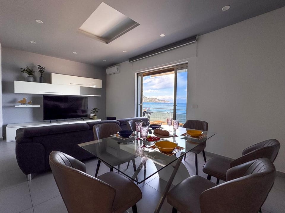 Communal lounge/ TV room, Living room, Dining area
