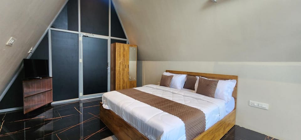 Bed, Photo of the whole room, Bedroom