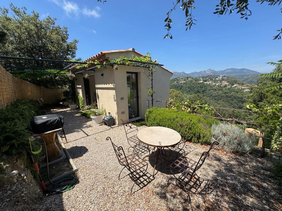 Property building, Patio, Spring, Day, Natural landscape, Garden, Dining area, Garden view, Mountain view