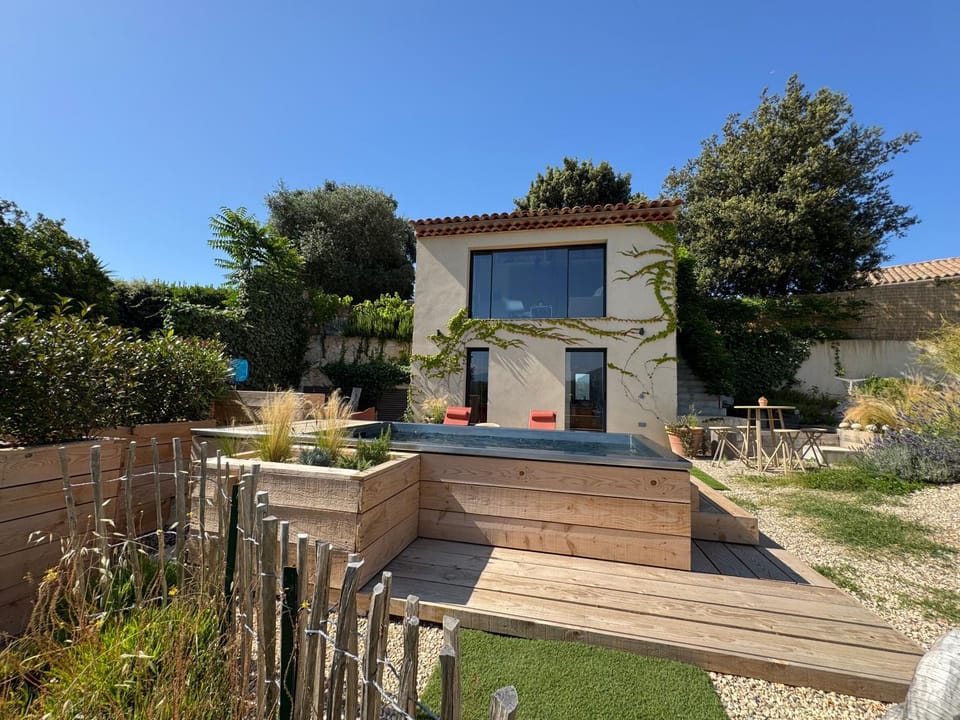 Property building, Spring, Day, Natural landscape, Garden, Garden view