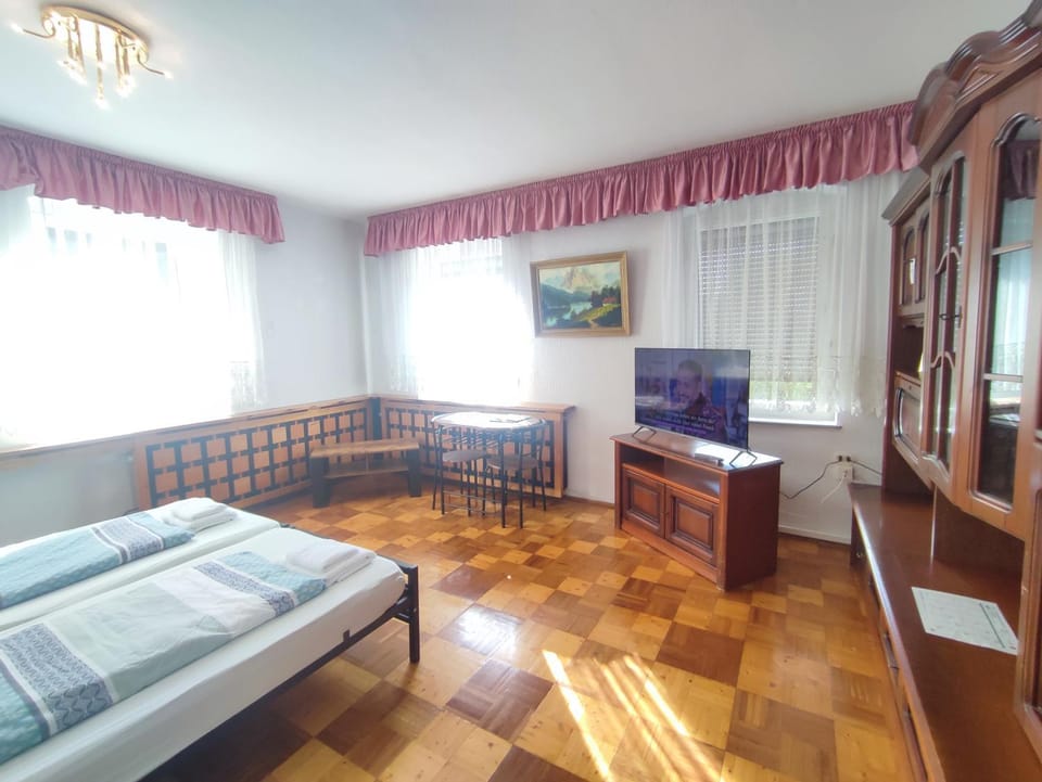 Bed, TV and multimedia, Photo of the whole room, Seating area, Bedroom