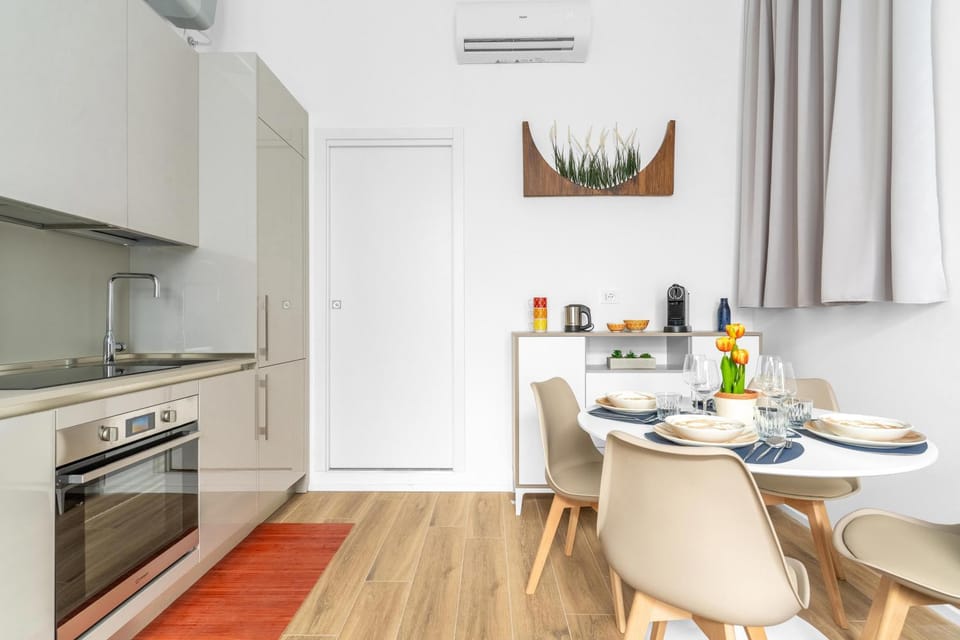 Kitchen or kitchenette, Dining area, oven, stove