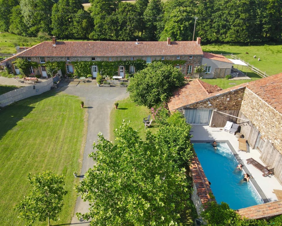 Le logis de la Grange aux Gîtes de l'Etang des Noues, Apartment hotel in Pays de la Loire