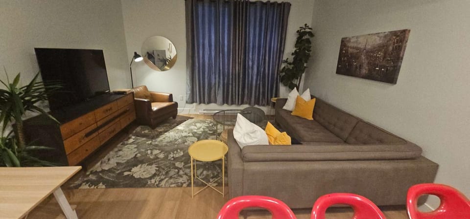 Downtown Gem, Perfect for Families & Groups, AC, Unit 401 Apartment in Dartmouth