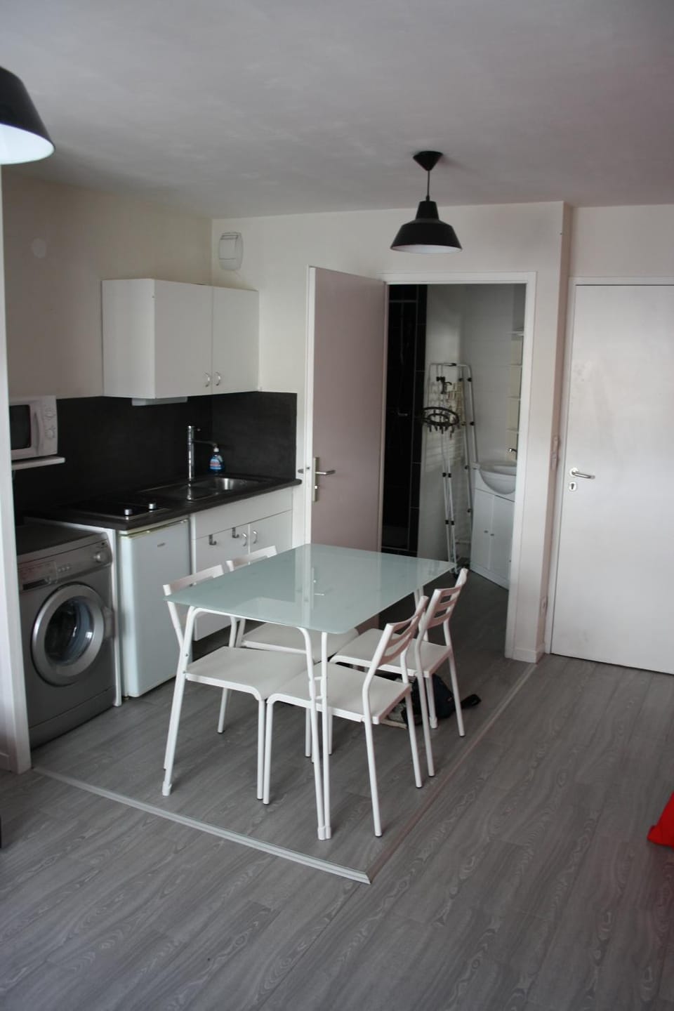 Kitchen or kitchenette, Dining area