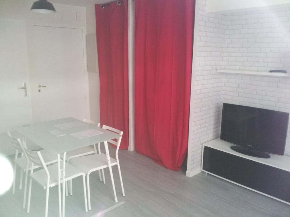 TV and multimedia, Dining area, storage
