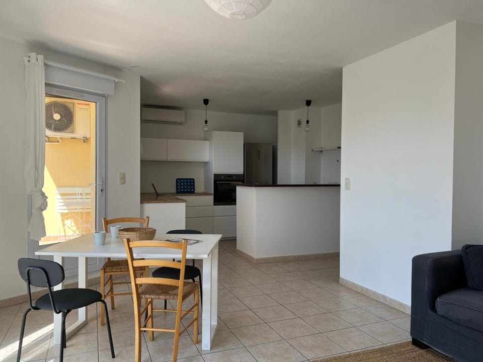 Kitchen or kitchenette, Living room, Dining area, oven, stove