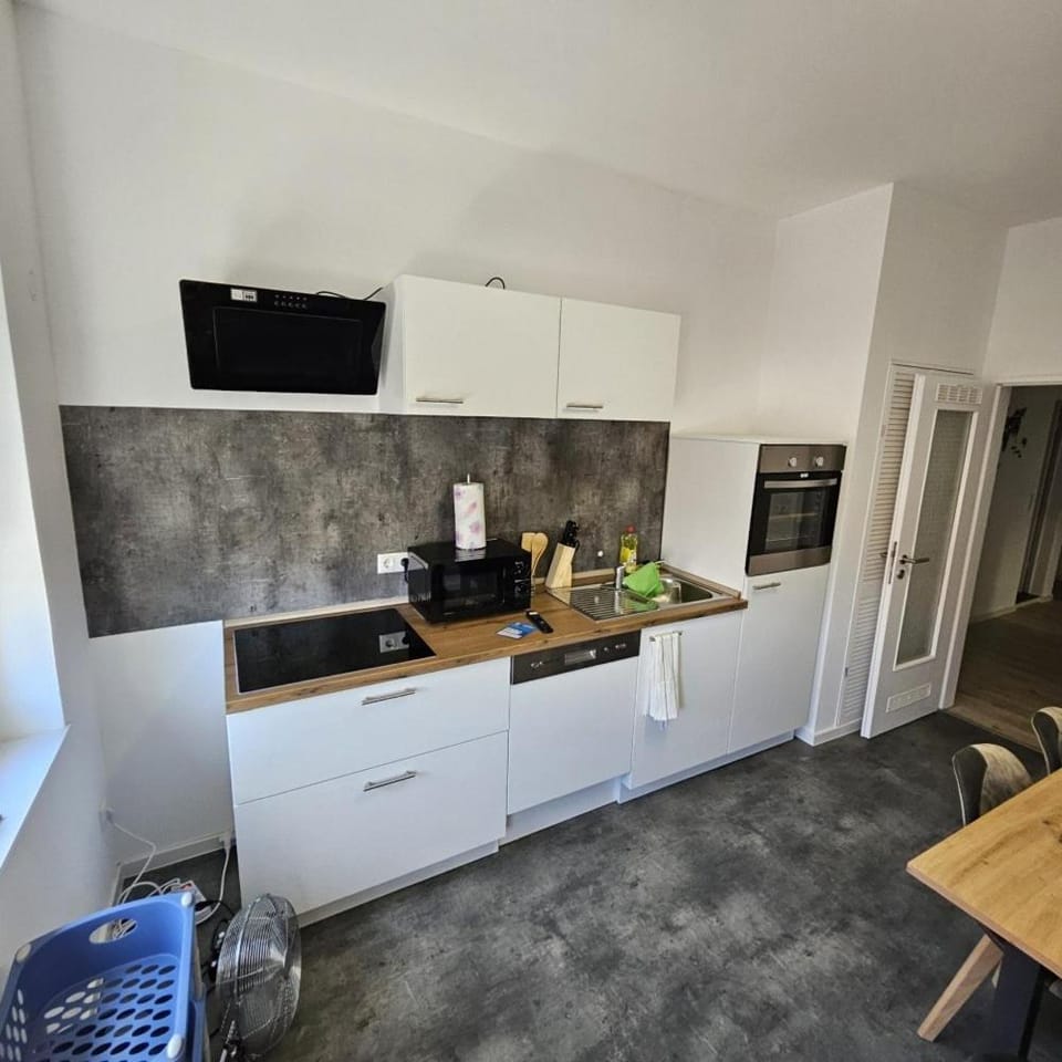 Kitchen or kitchenette, microwave, oven, stove