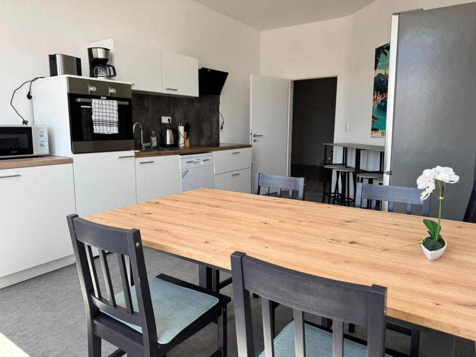 Kitchen or kitchenette, Dining area, dishwasher, oven, toaster