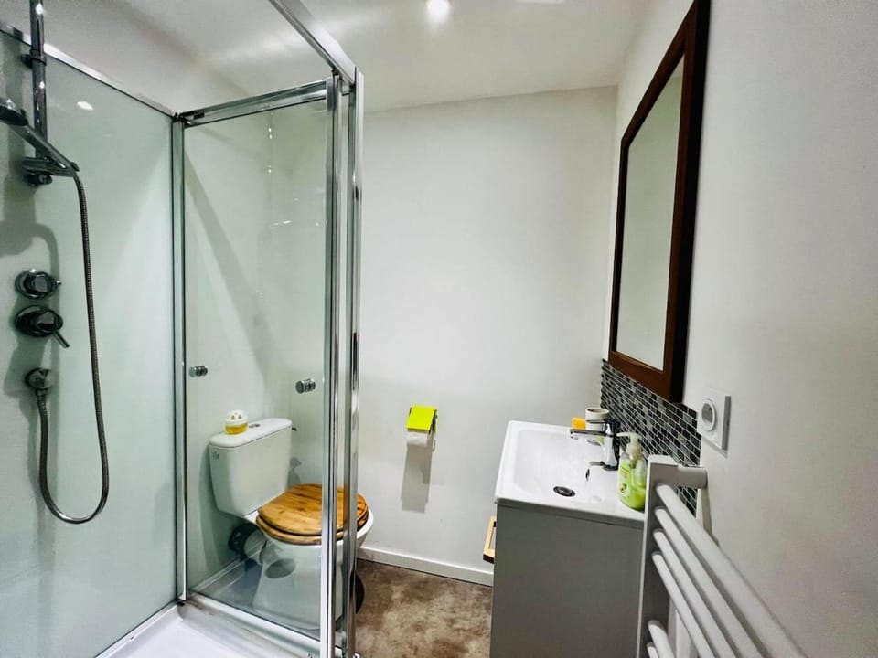 Shower, Toilet, Bathroom