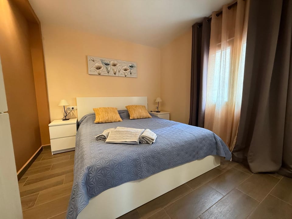 Bed, Bedroom, towels
