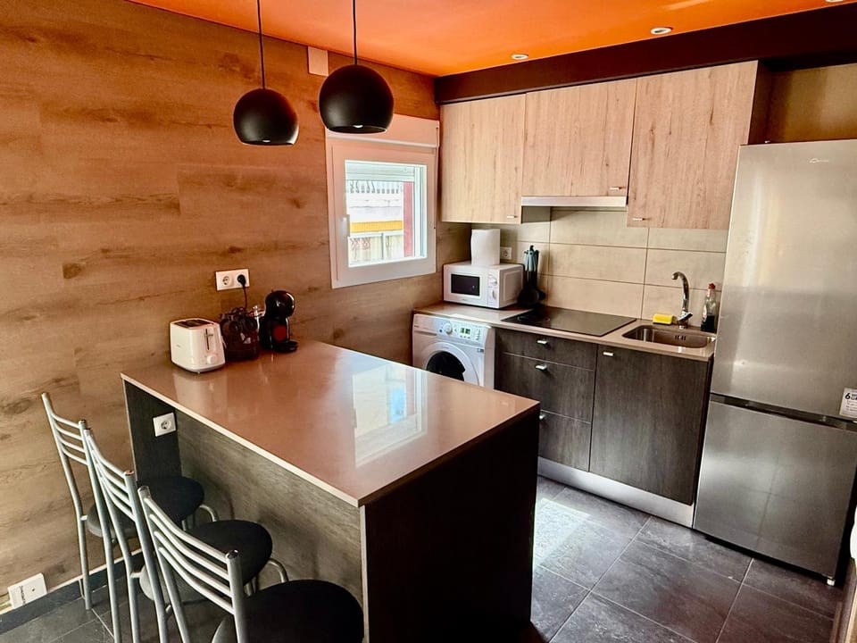 Coffee/tea facilities, Kitchen or kitchenette, Dining area, toaster
