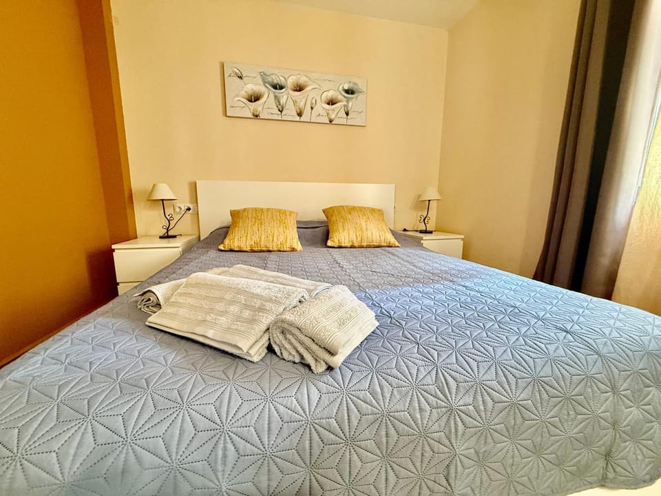 Bed, Bedroom, towels