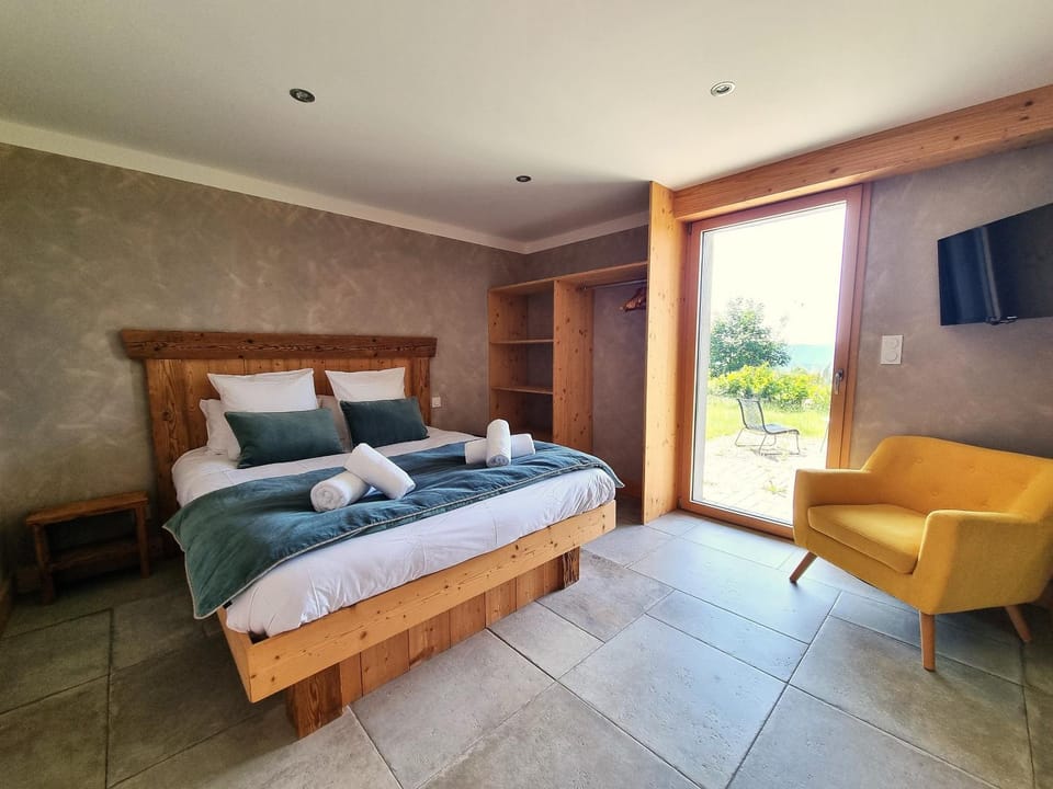 Bed, TV and multimedia, Photo of the whole room, Bedroom, Lake view, Mountain view, towels