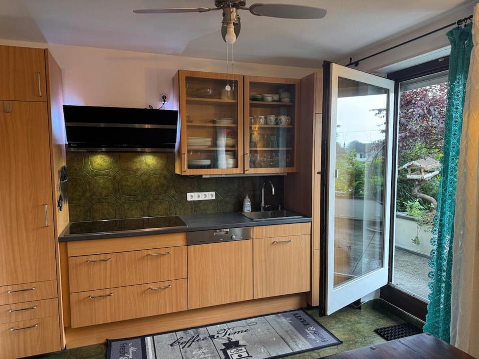 Kitchen or kitchenette, Garden view