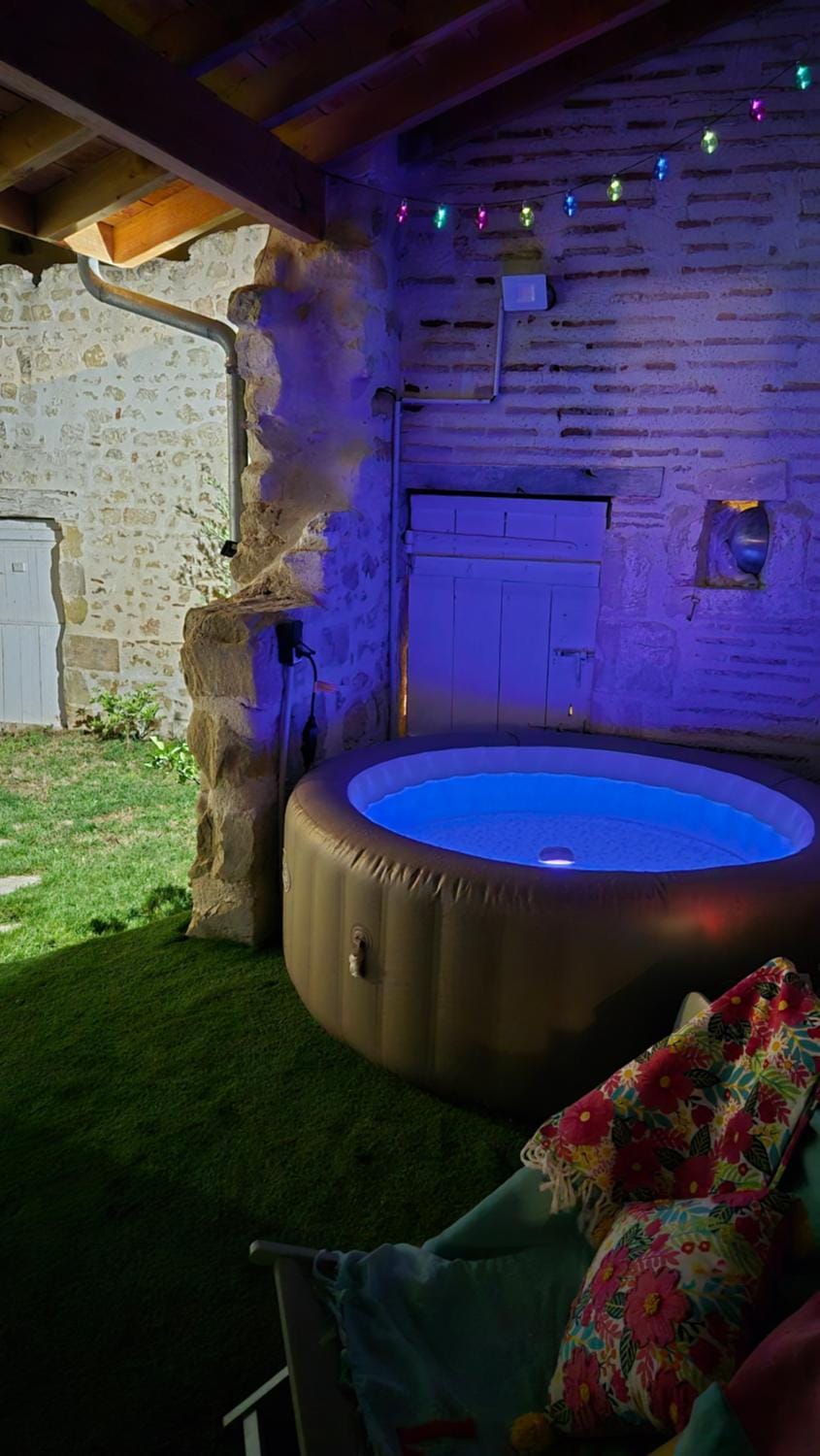 Le cœur de joli village Français House in Nouvelle-Aquitaine