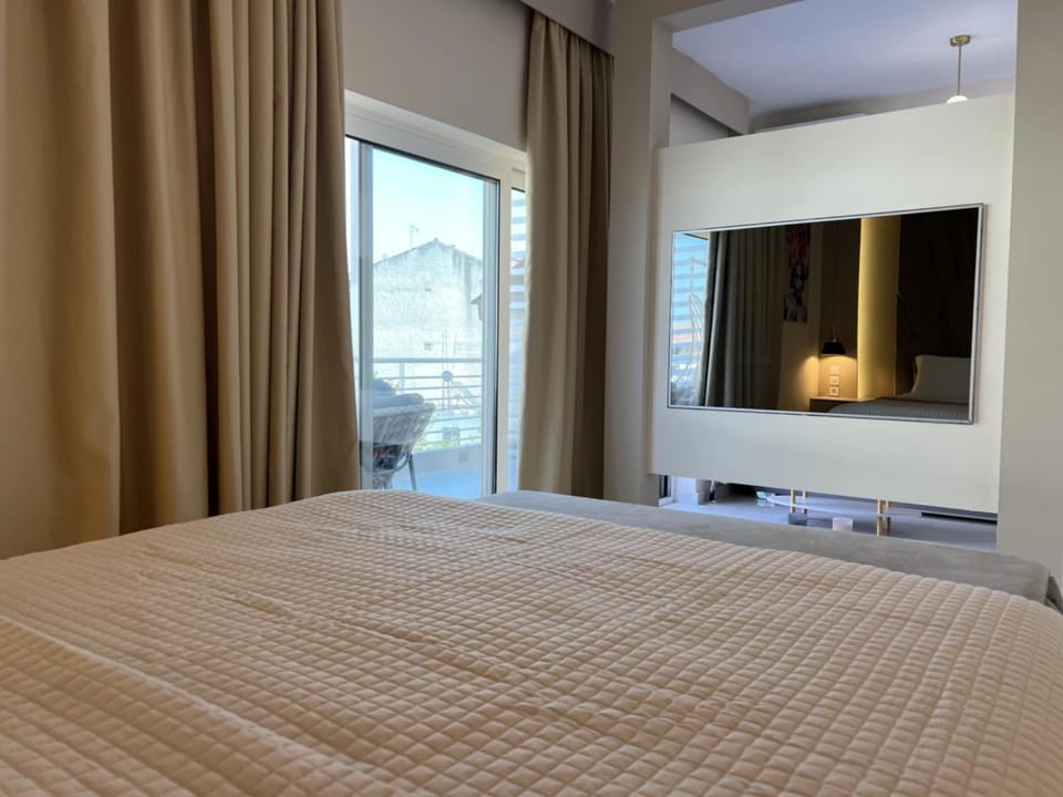 Bed, TV and multimedia, Photo of the whole room, Bedroom