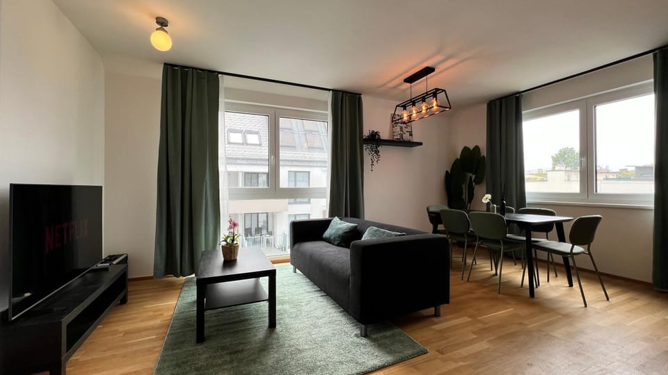 Communal lounge/ TV room, TV and multimedia, Living room, Seating area, Dining area, Evening entertainment