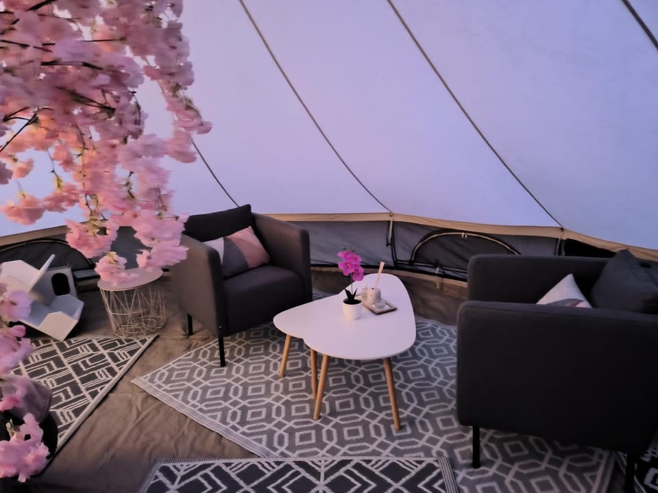 lodge romantique "plein champ" et son jacuzzi privatif Luxury tent in Auvergne-Rhône-Alpes