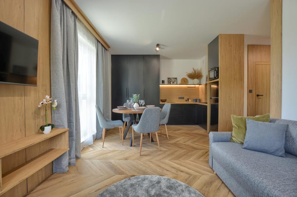 TV and multimedia, Kitchen or kitchenette, Living room, Seating area, Dining area