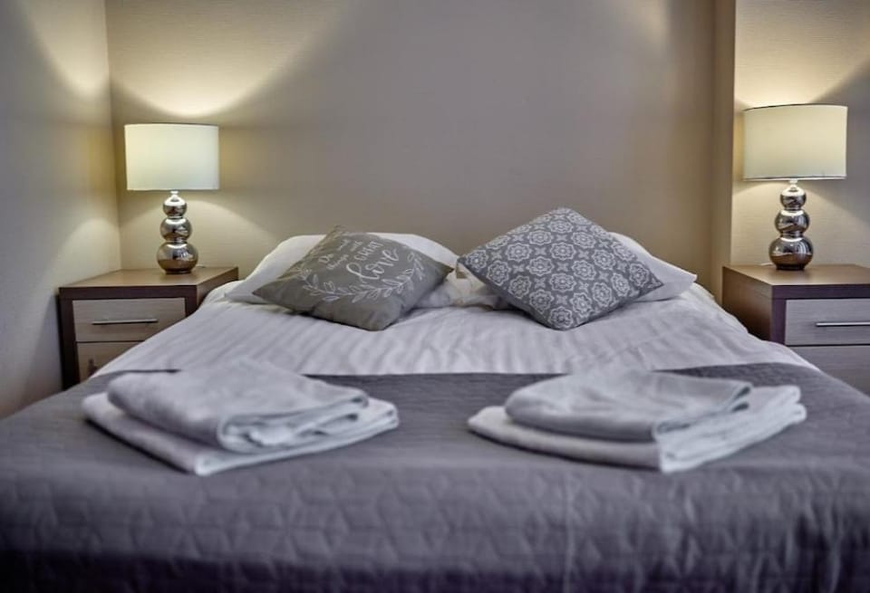 Bed, Photo of the whole room, Bedroom, towels