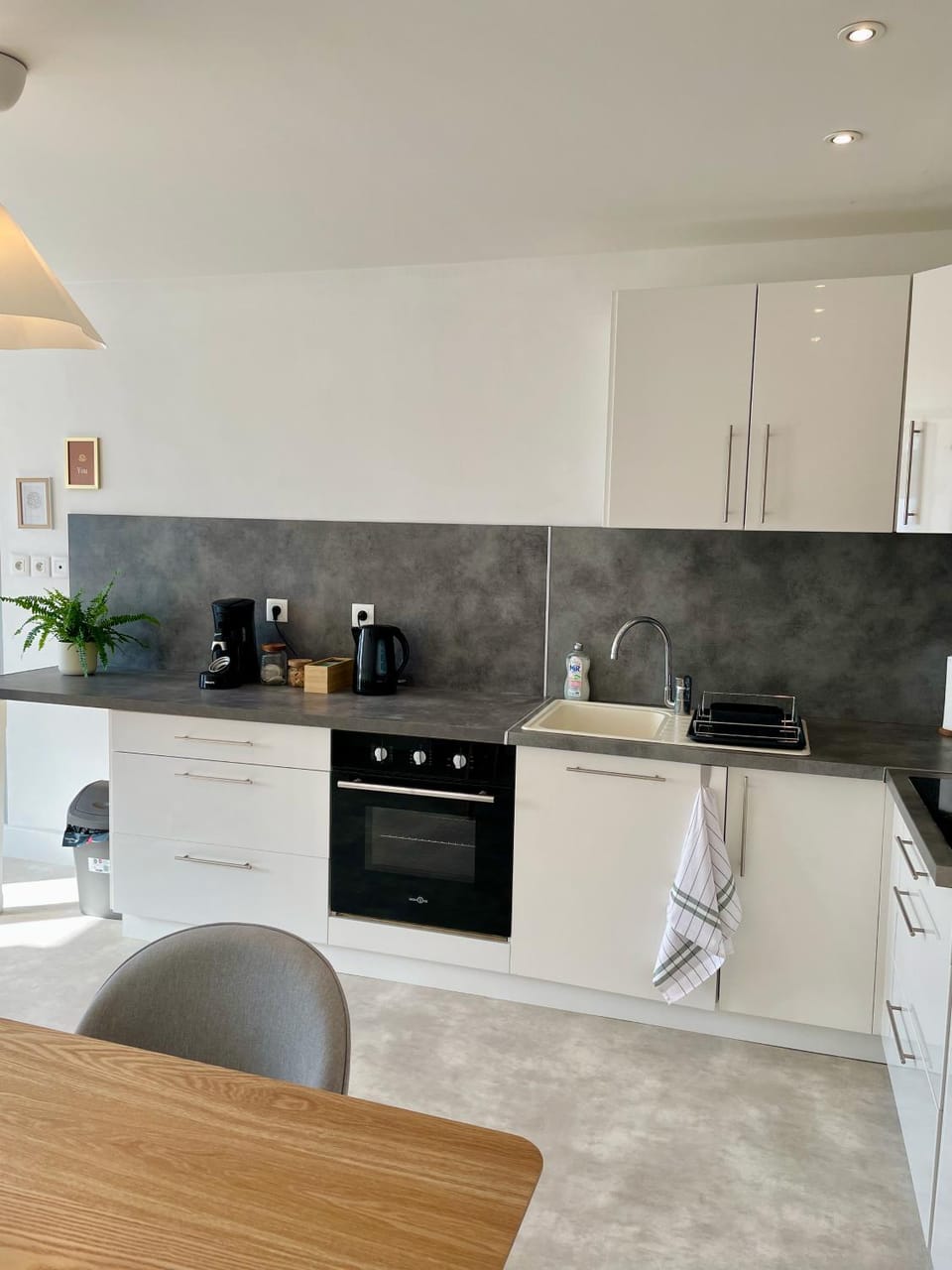 Coffee/tea facilities, Dining area, stove