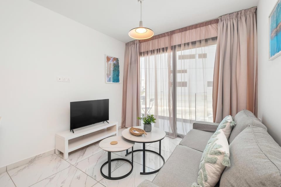 TV and multimedia, Living room, Seating area, Evening entertainment