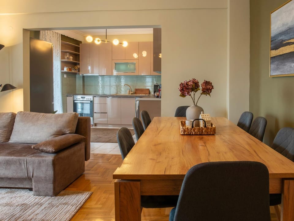 Kitchen or kitchenette, Living room, Seating area, Dining area