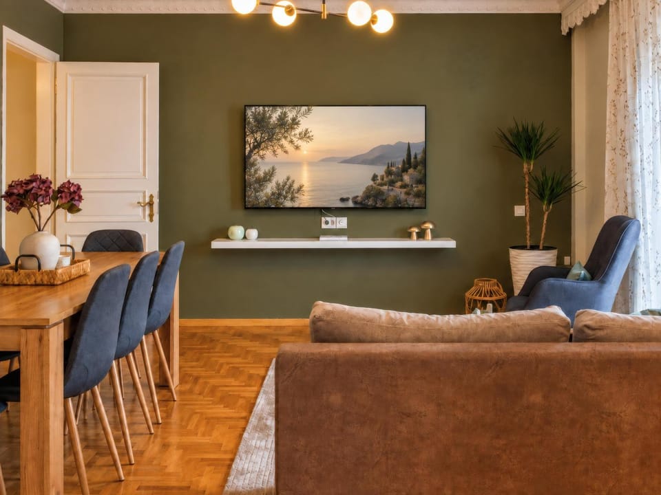 TV and multimedia, Living room, Seating area, Dining area