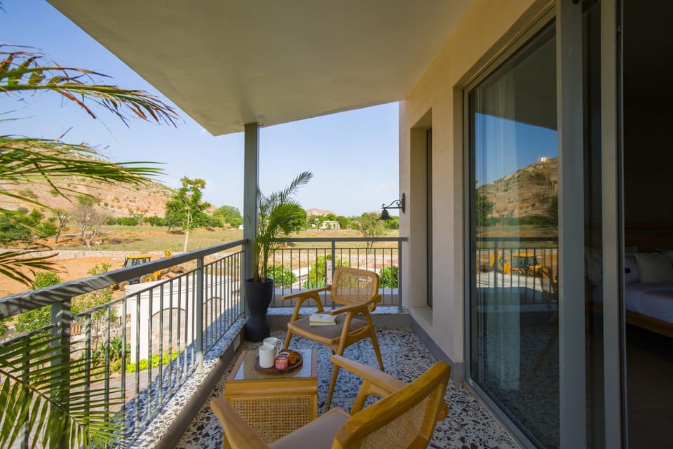 Villa Fiorita Stunning Mediterranean-Style 3 BHK Villa With Outdoor Pool, Bar & Hill Views Villa in Jaipur