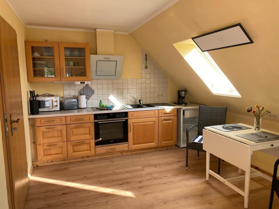 Coffee/tea facilities, Kitchen or kitchenette, Dining area, oven, stove, toaster