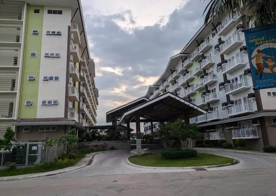 Rest and Fly Luxurious Budget Stay with Pool and Gym Hosted by Peter Apartment in Lapu-Lapu City